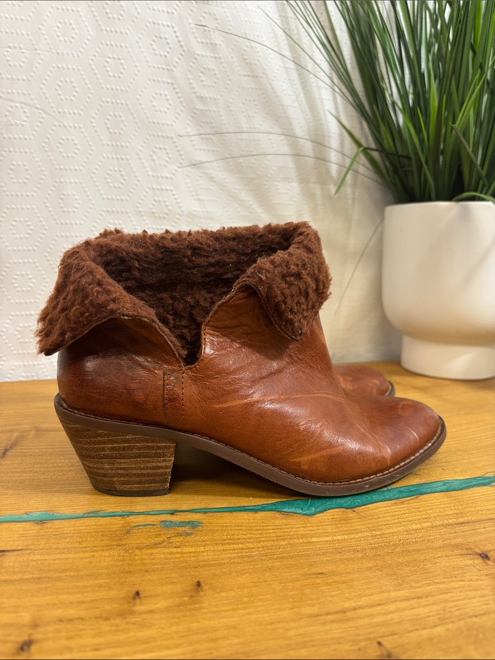 Kelsi Dagger Brooklyn Women's Kayak Fur Cutout Ankle Bootie Size 8 cognac